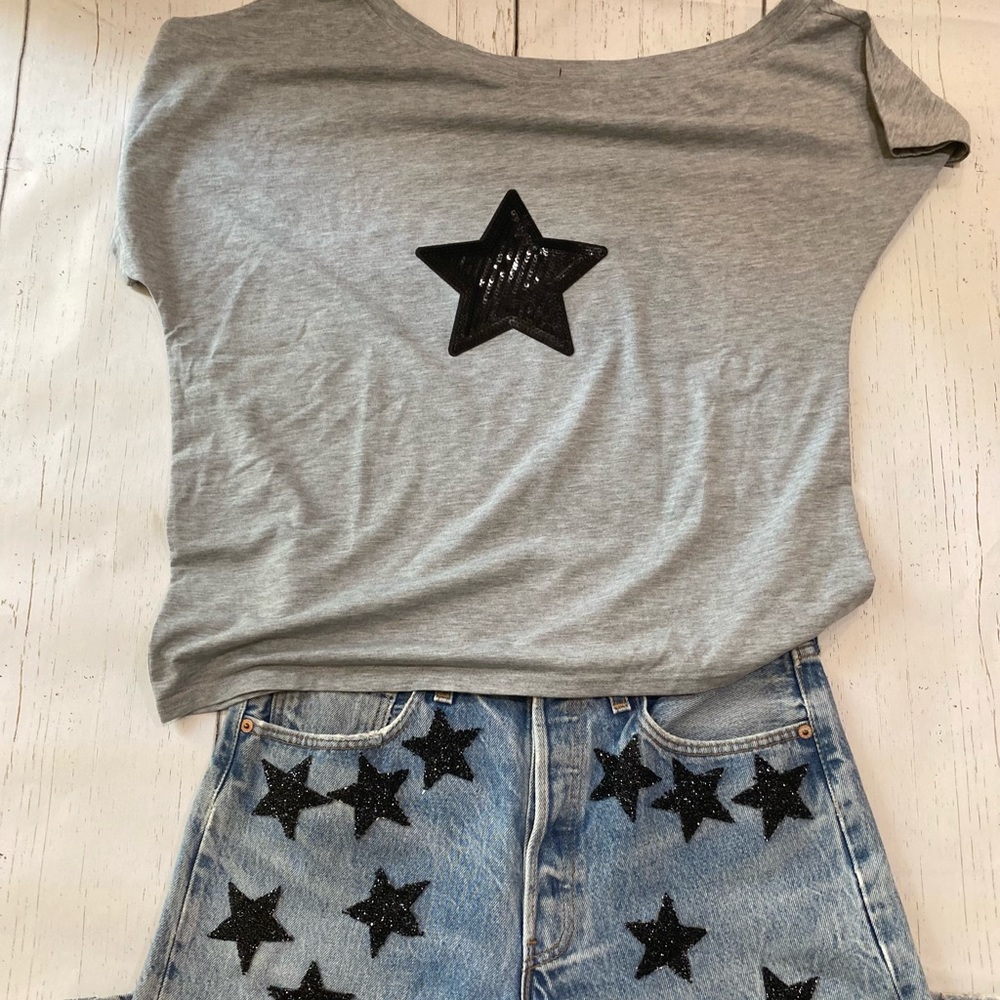 Grey scoop neck T-shirt with black sequin star patch
